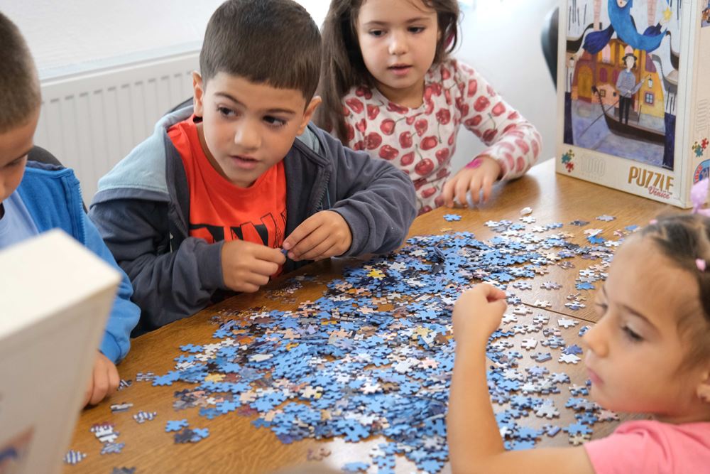 Geflüchtete Kinder aus der Ukraine machen ein Puzzle. (Quelle: Angelika Böhling)